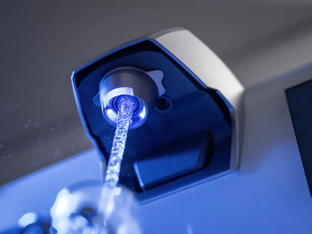 Beleuchtete Wasserausgabe des Kärcher Wasserspenders WPD 70 in Nahaufnahme