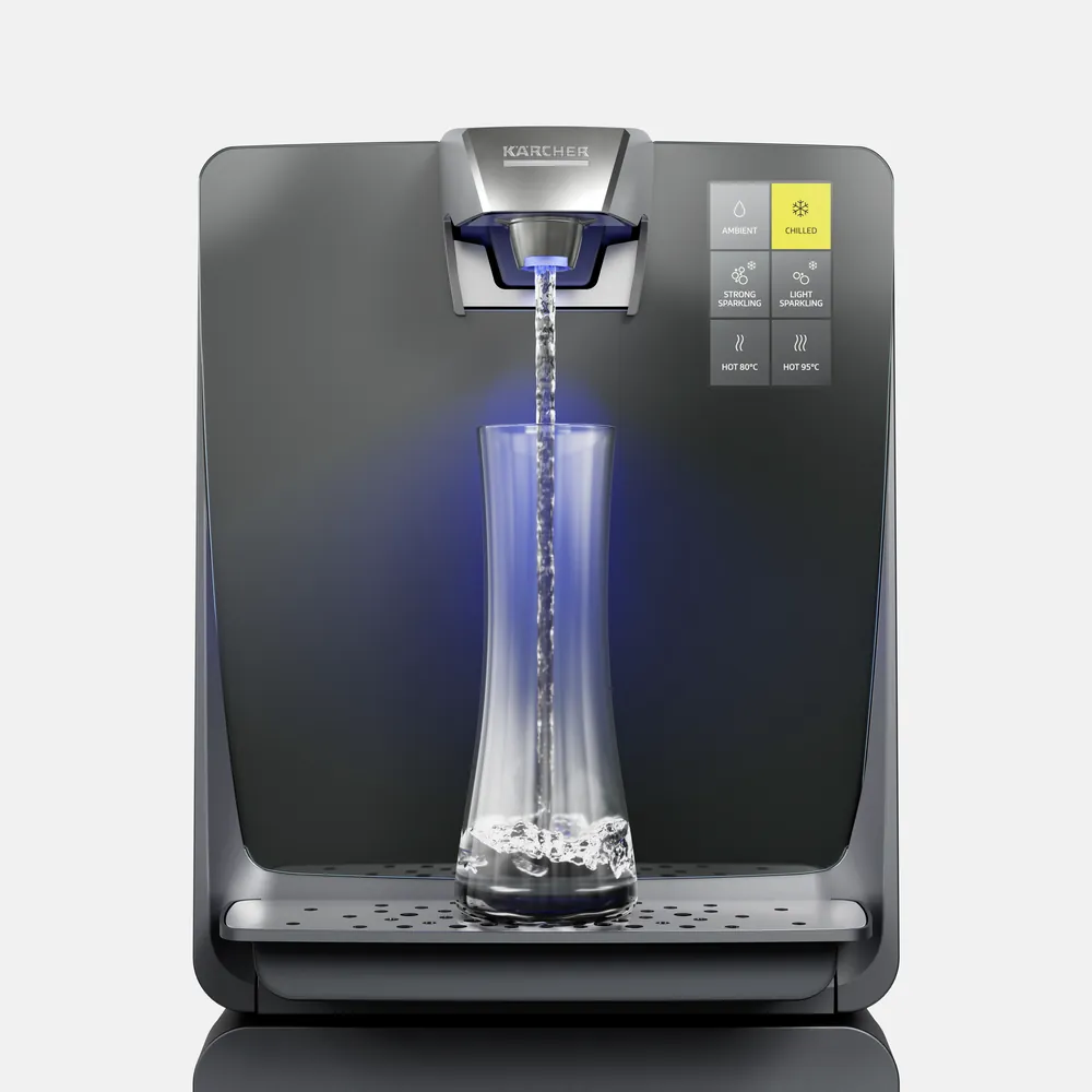 Kärcher Wasserspender WPD 70 in schwarz füllt eine Glaskaraffe, die Wasserausgabe leuchtet blau