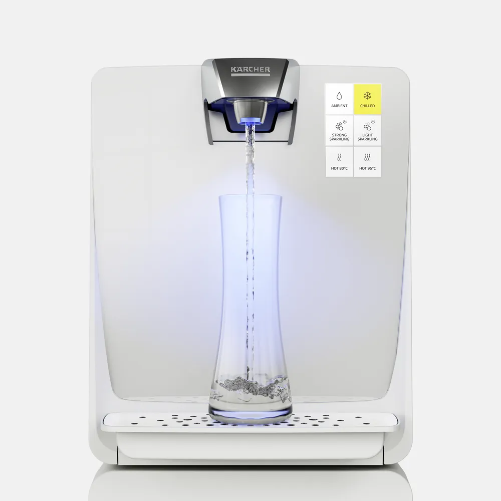 Kärcher Wasserspender WPD 70 in weiß füllt eine Glaskaraffe, die Wasserausgabe leuchtet blau